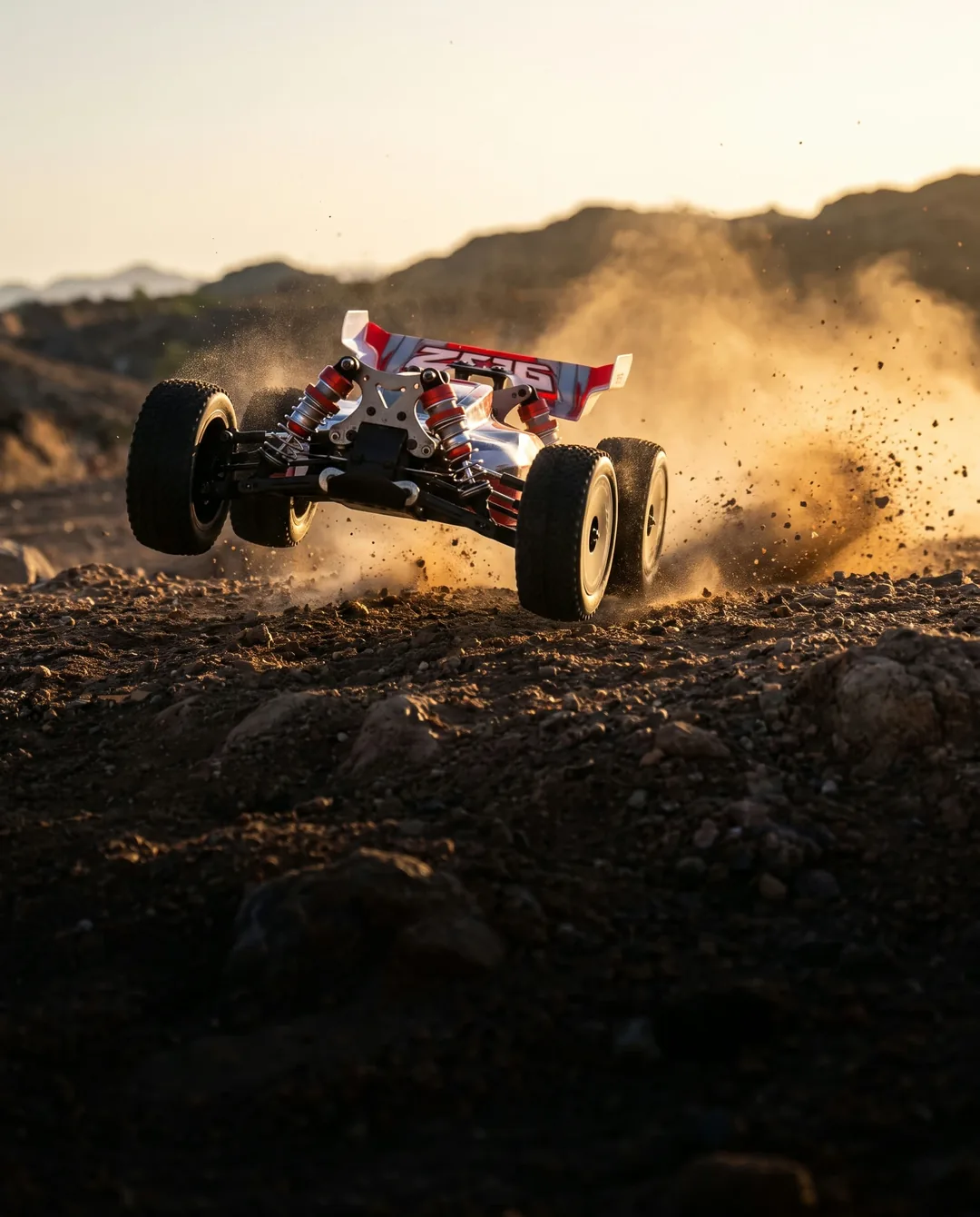 Auto RC 4x4 de RCT Chile saltando en terreno off-road con polvo a contraluz